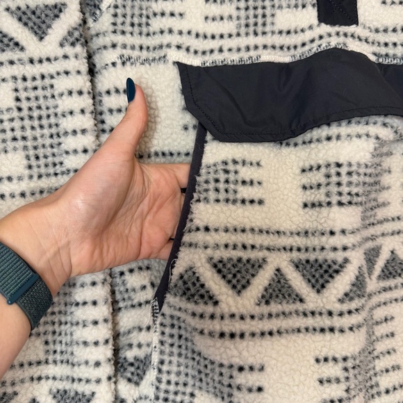 Carhartt Women’s Relaxed Fit Fleece Pullover Geometric Aztec Design Style 104922 - Picture 7 of 13